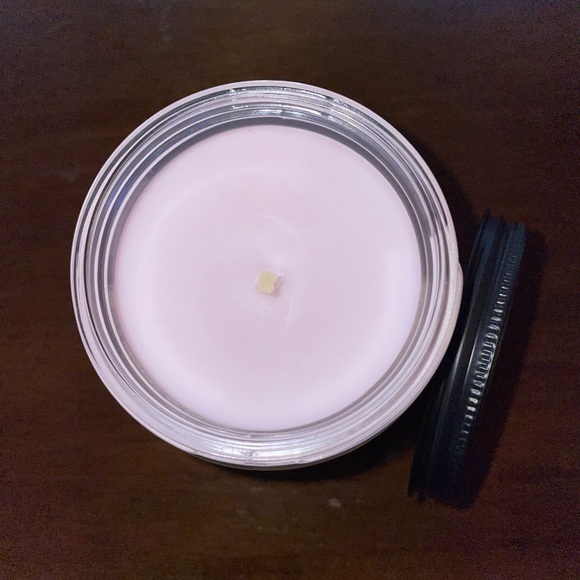 Bath & Body Works Single Wick jar candle - Picture 2 of 2